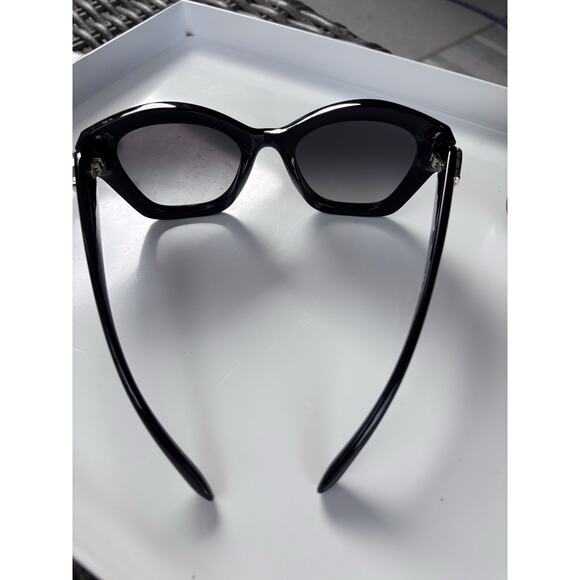 EUC Coach HC 8421U 50023C Black Plastic Sunglasses Grey Gradient Lens - Picture 9 of 12